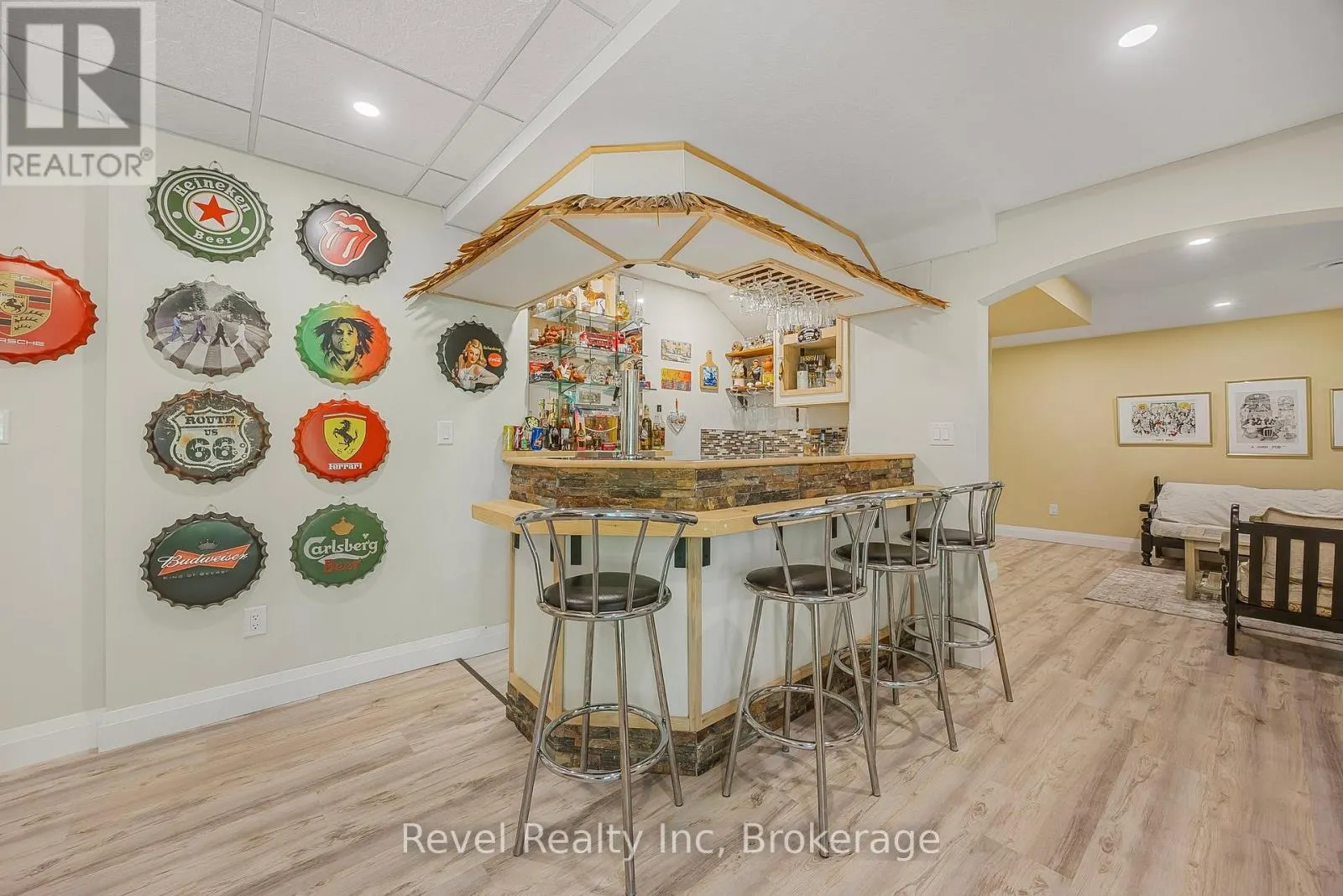 10 MUSQUAKE COURT