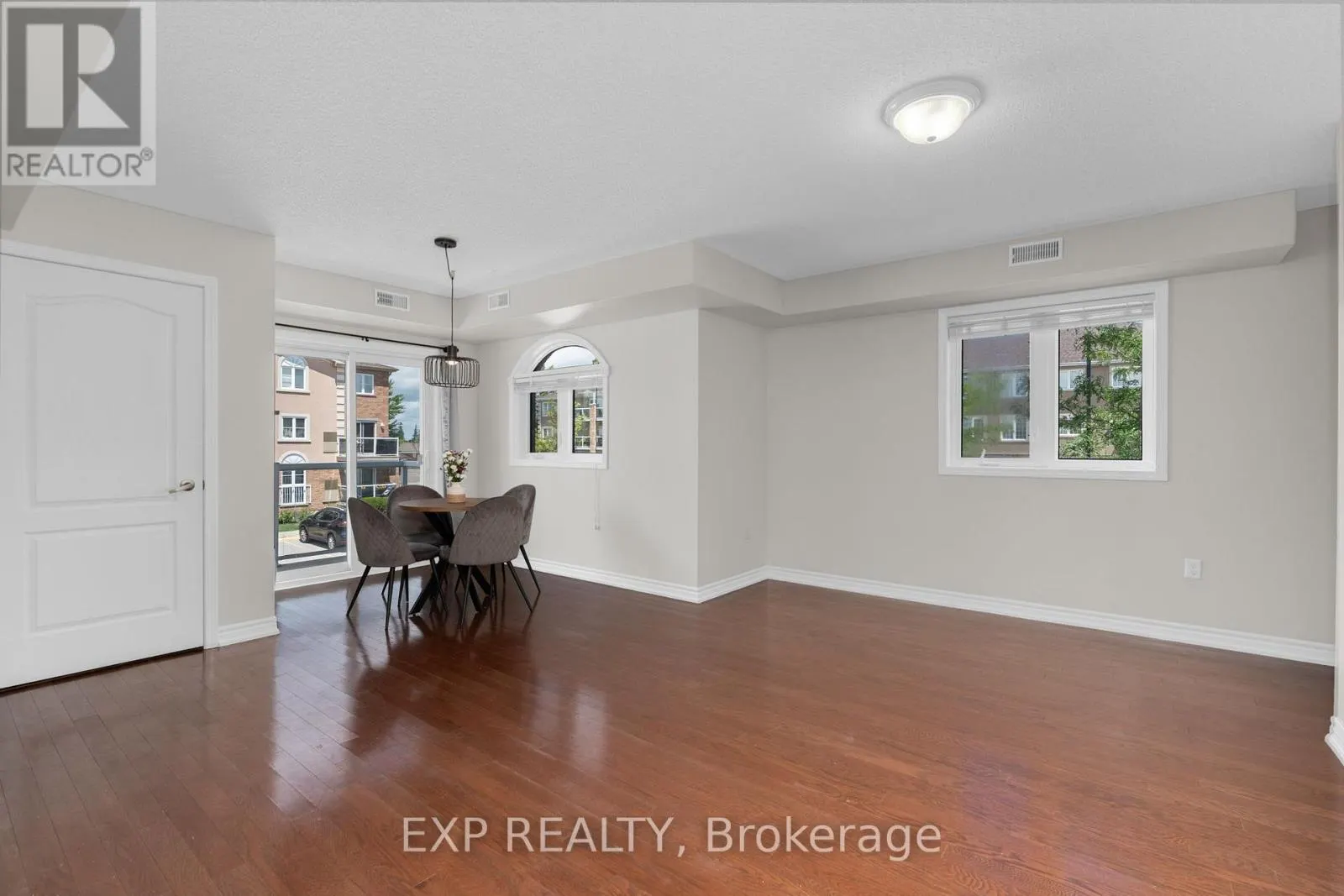 3 - 135 SYDENHAM WELLS