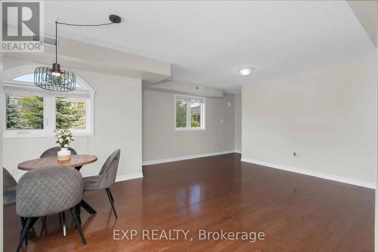3 - 135 SYDENHAM WELLS