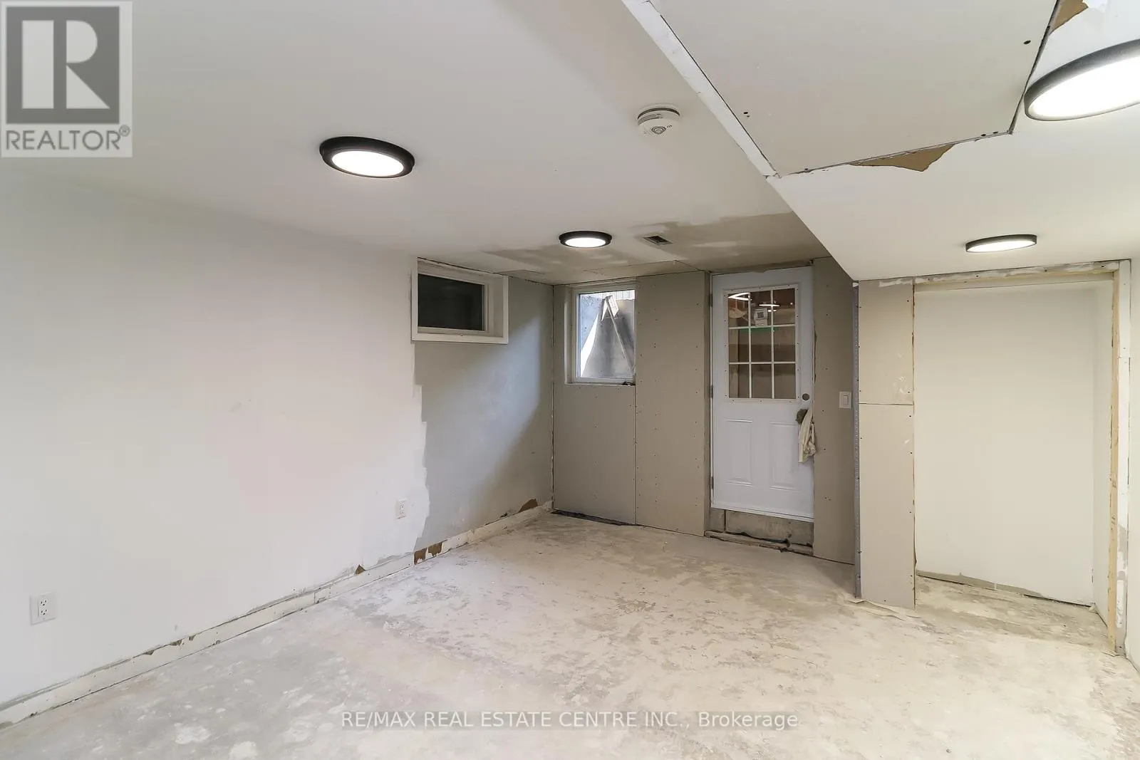 304 CUNDLES ROAD W