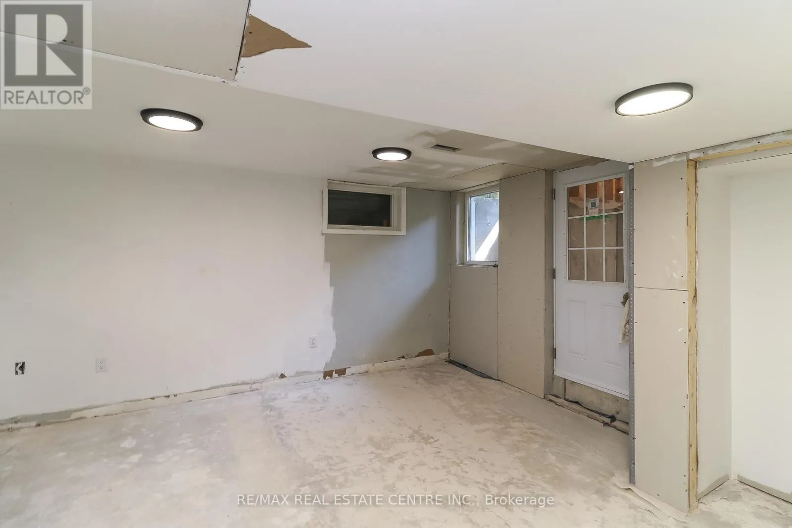 304 CUNDLES ROAD W