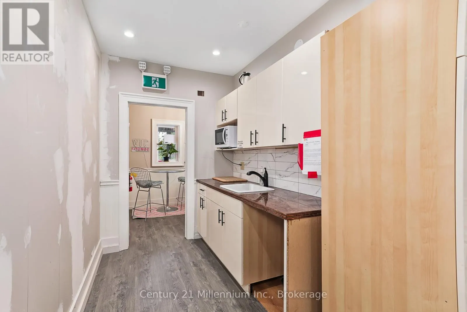 300 - 637 HURONTARIO STREET, #300