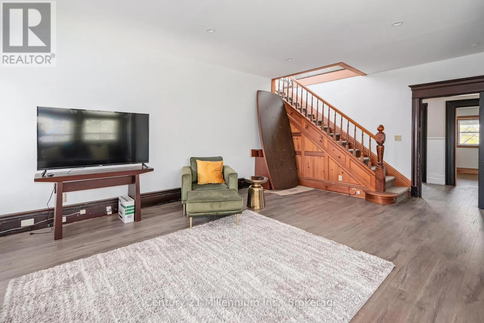 300 - 637 HURONTARIO STREET, #300