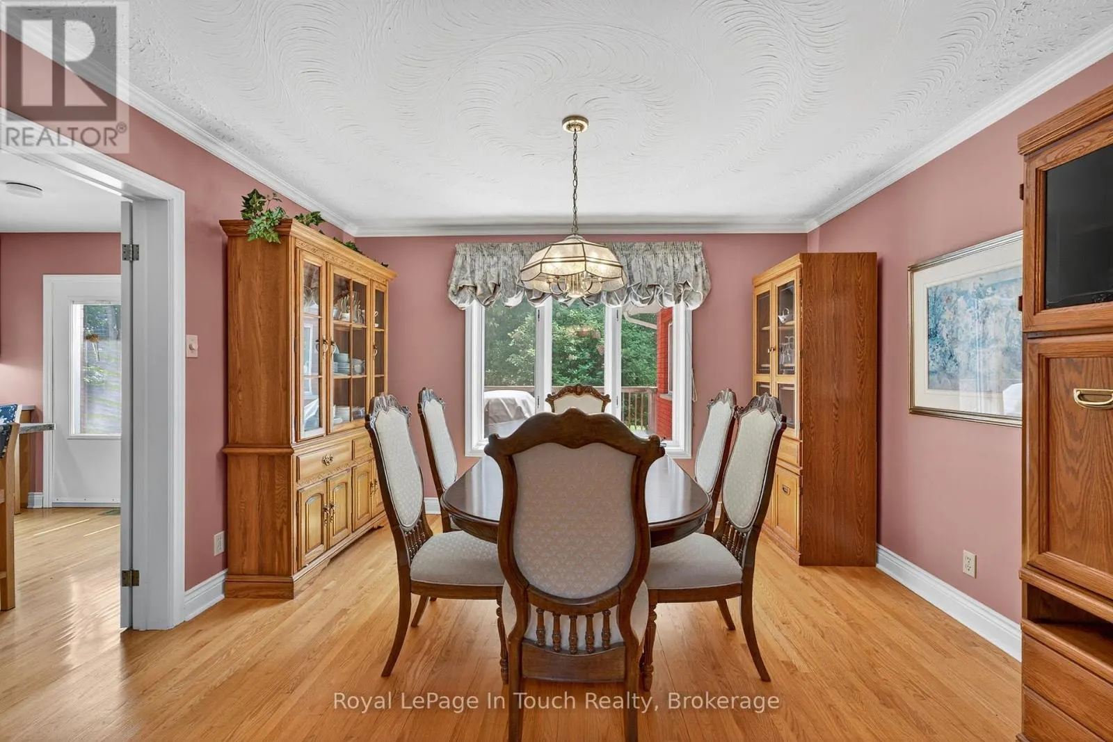 56 ROBERT STREET E