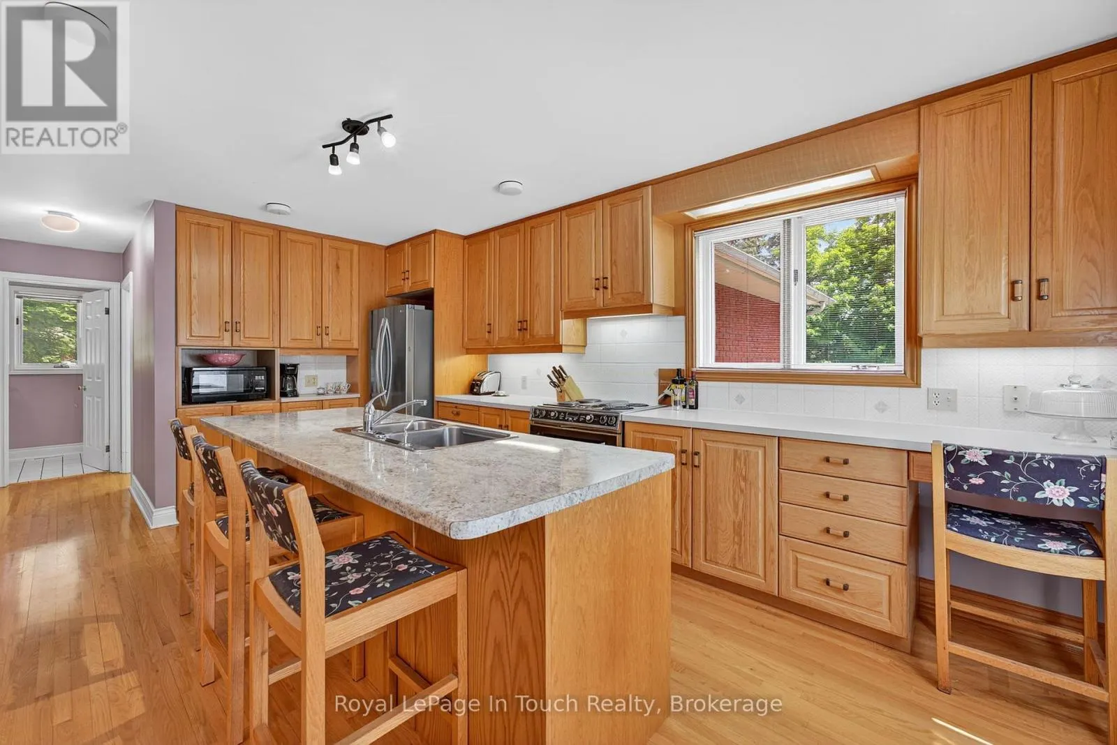 56 ROBERT STREET E