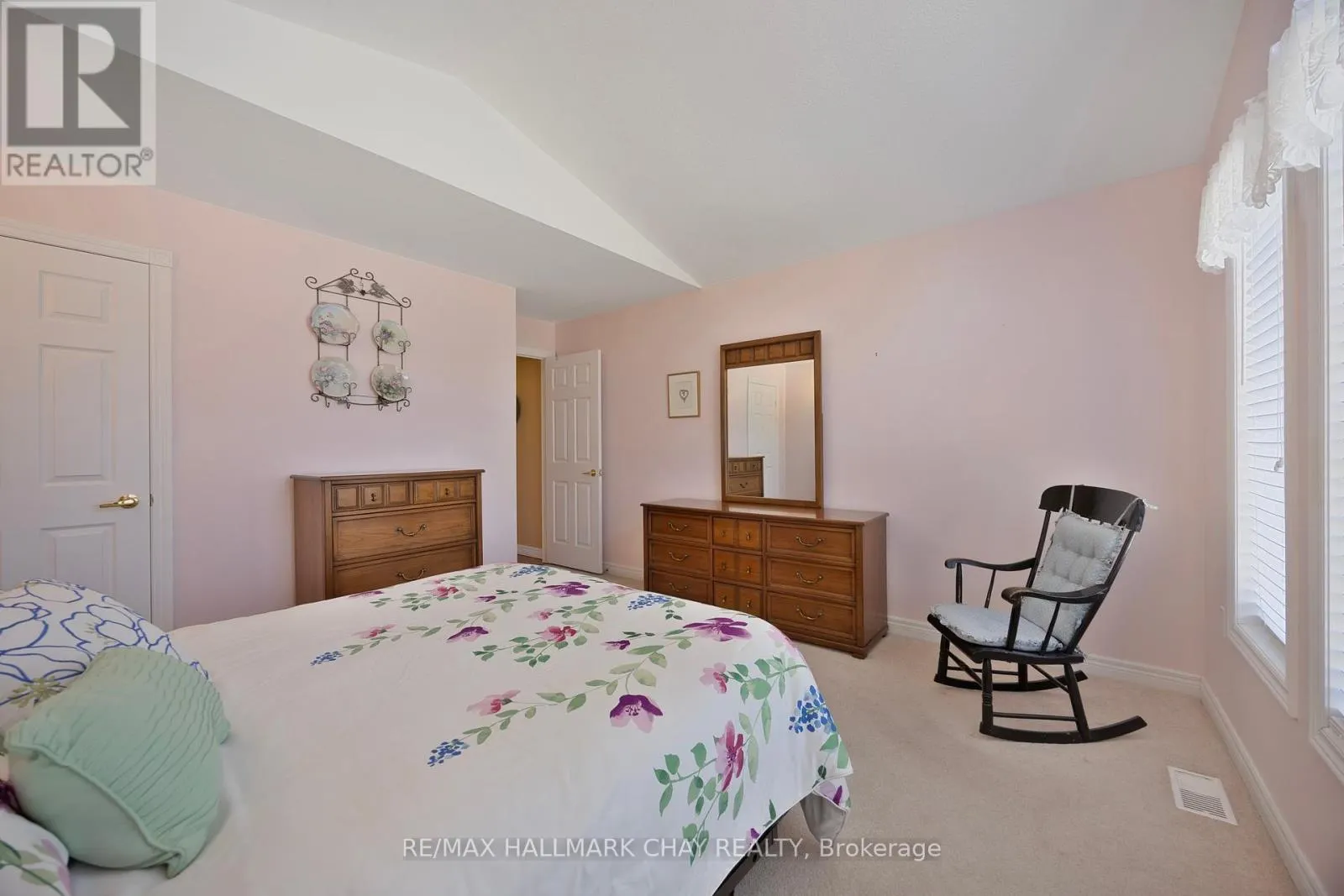 7 PINEVIEW DRIVE