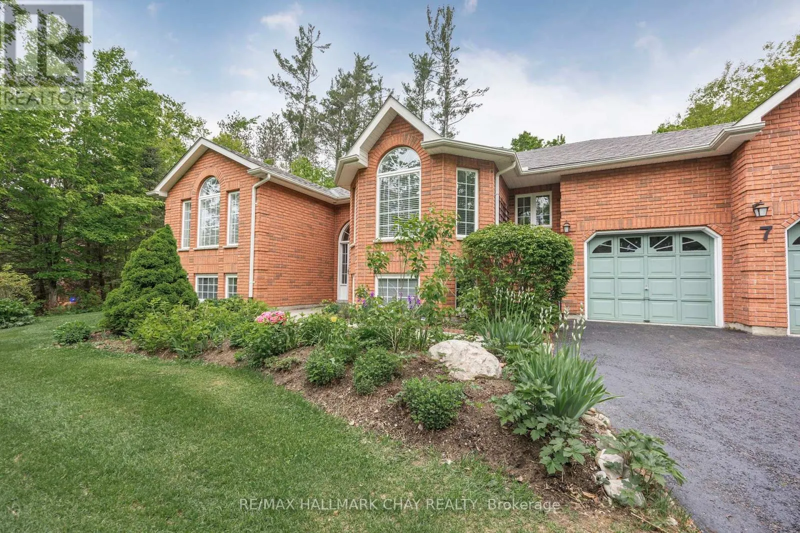 7 PINEVIEW DRIVE