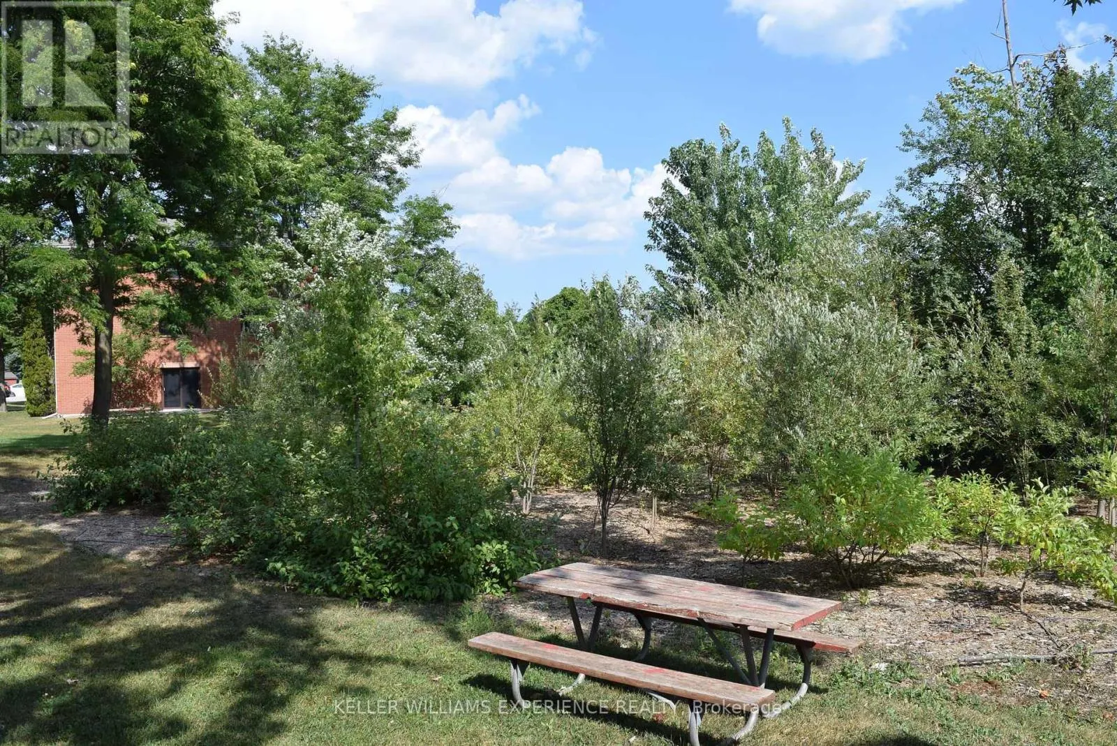 E8 - 167 EDGEHILL DRIVE