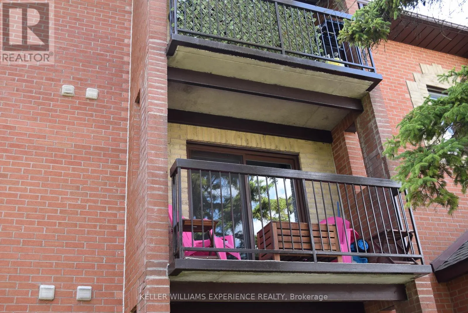 E8 - 167 EDGEHILL DRIVE