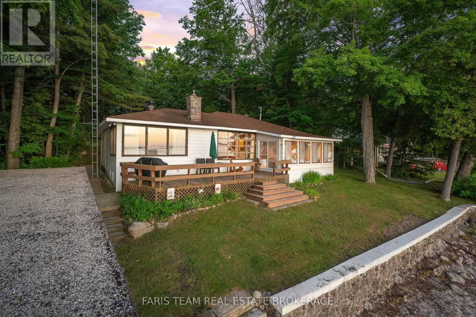 1697 CHAMPLAIN ROAD