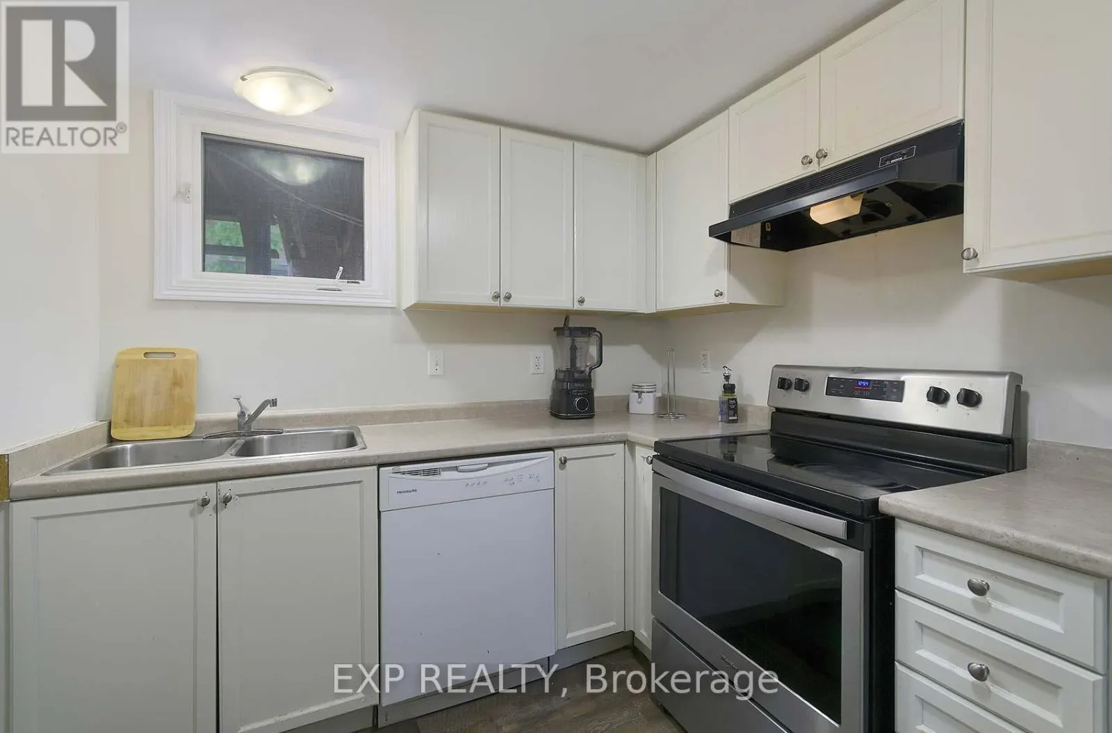 2 ROSLYN ROAD
