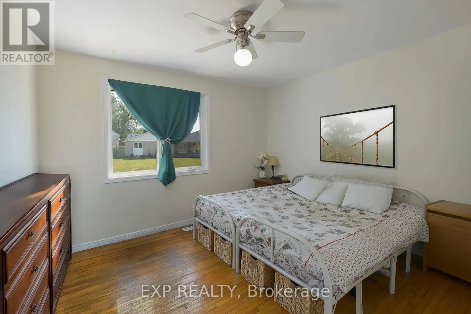 2 ROSLYN ROAD