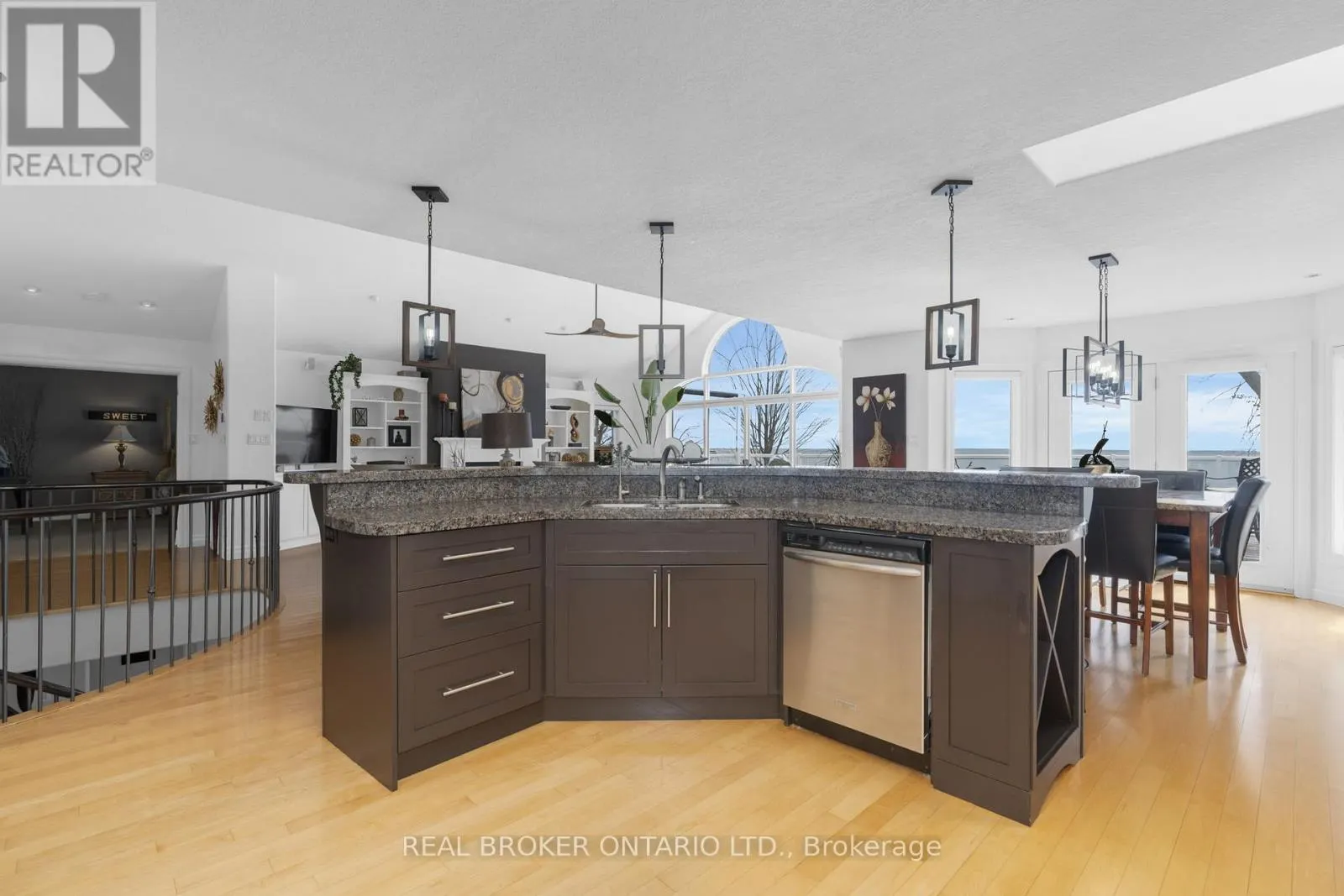 91 LAKESHORE ROAD W