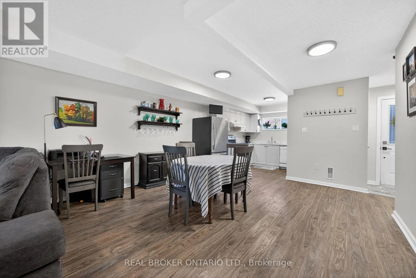 1 - 237 FERNDALE DRIVE S