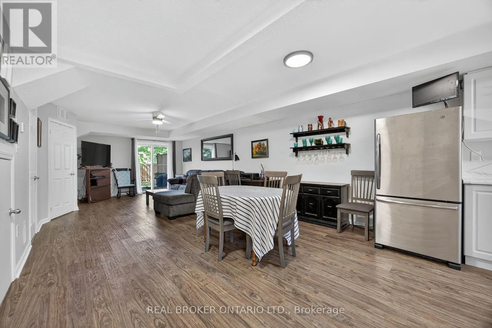 1 - 237 FERNDALE DRIVE S