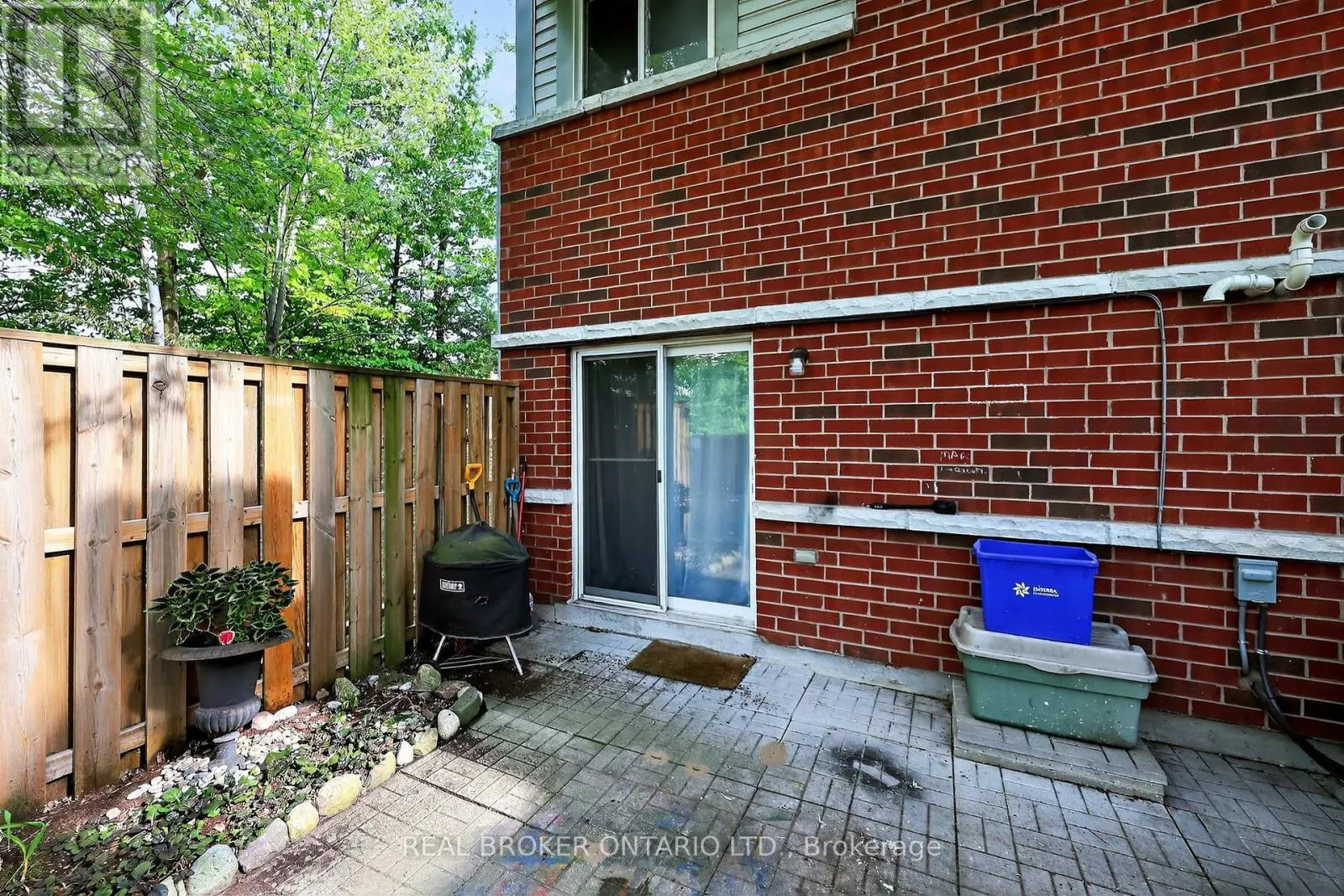 1 - 237 FERNDALE DRIVE S