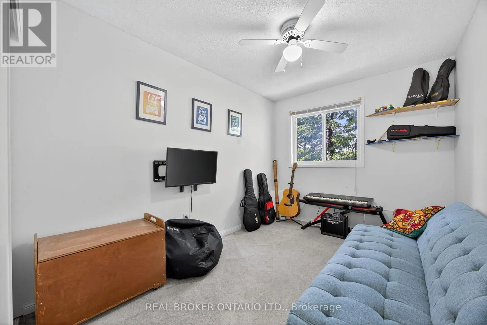 1 - 237 FERNDALE DRIVE S
