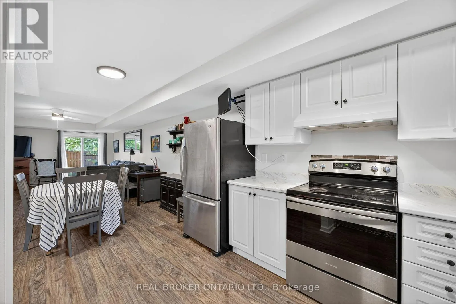 1 - 237 FERNDALE DRIVE S
