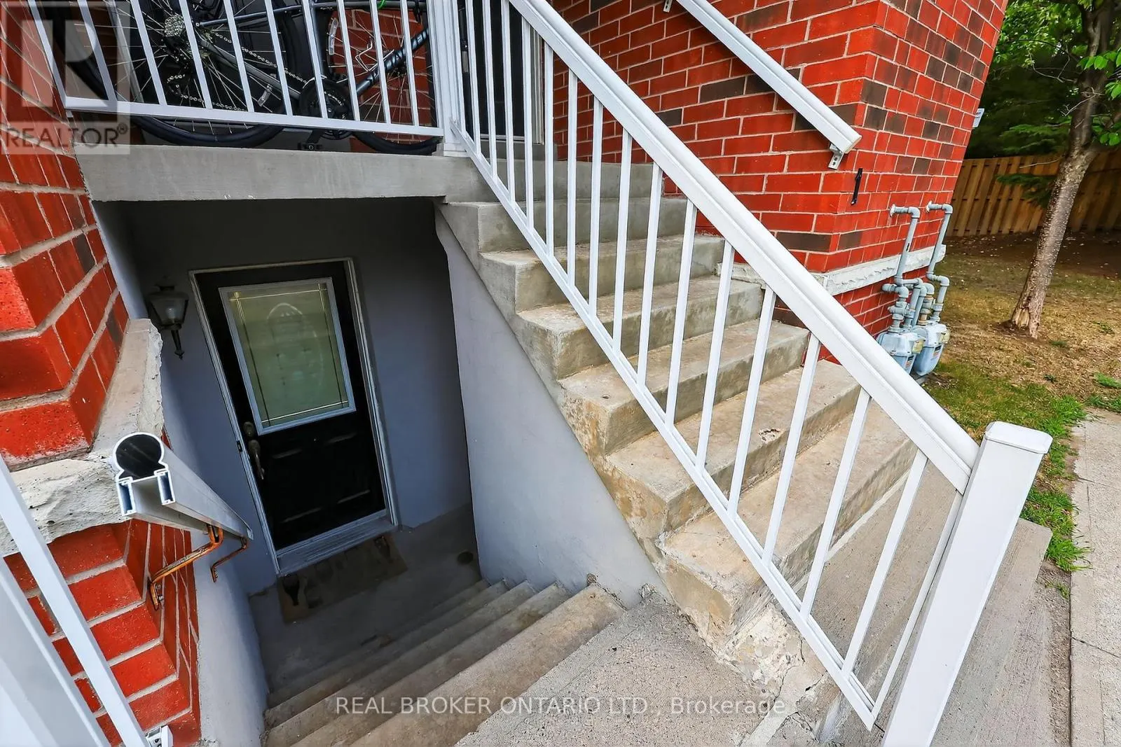 1 - 237 FERNDALE DRIVE S
