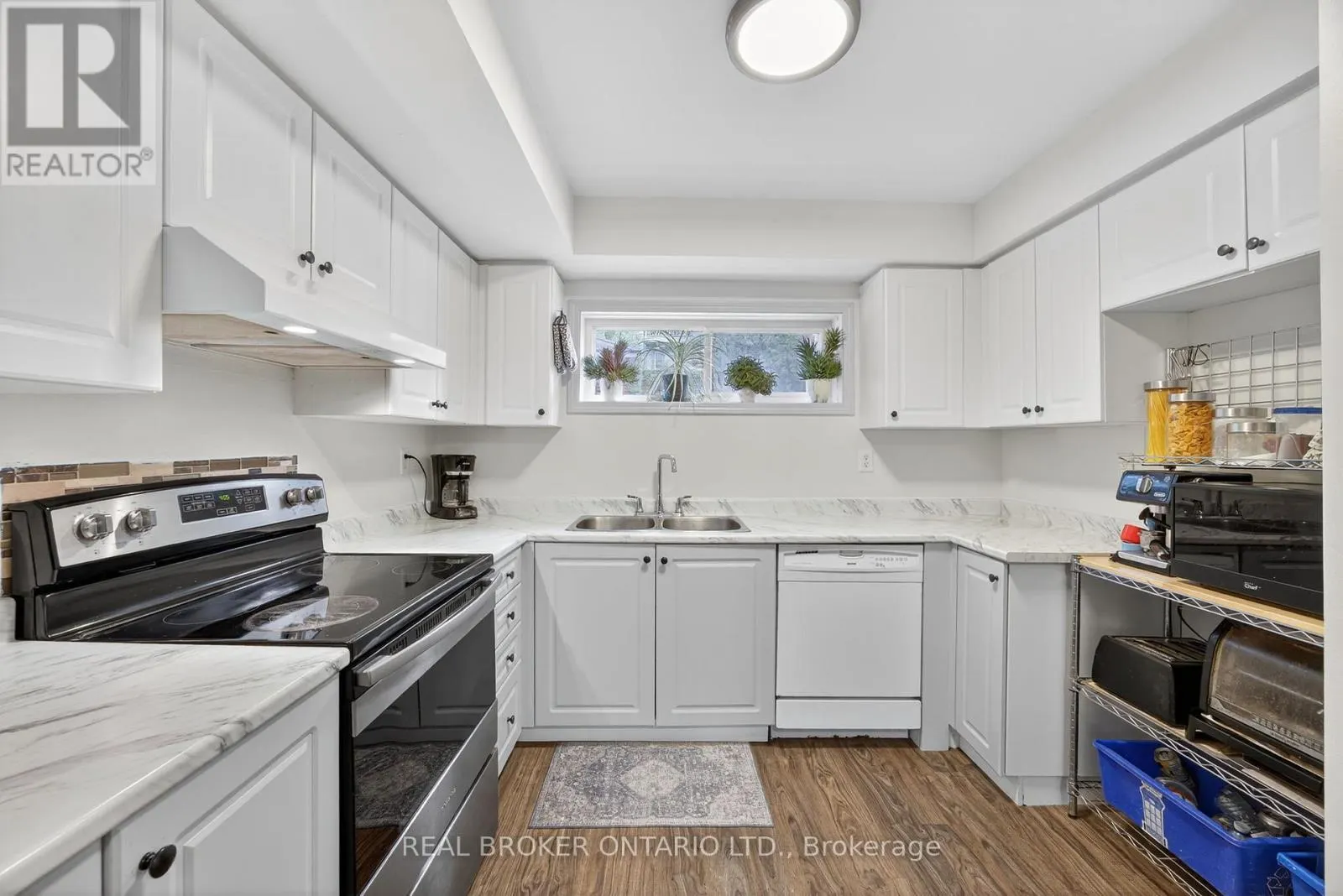 1 - 237 FERNDALE DRIVE S