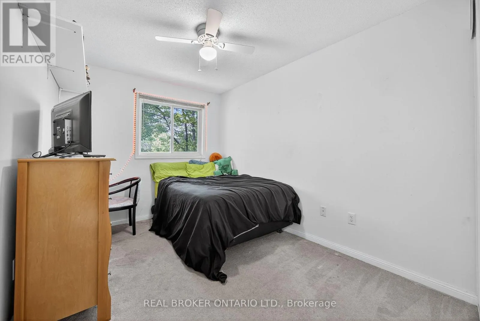 1 - 237 FERNDALE DRIVE S