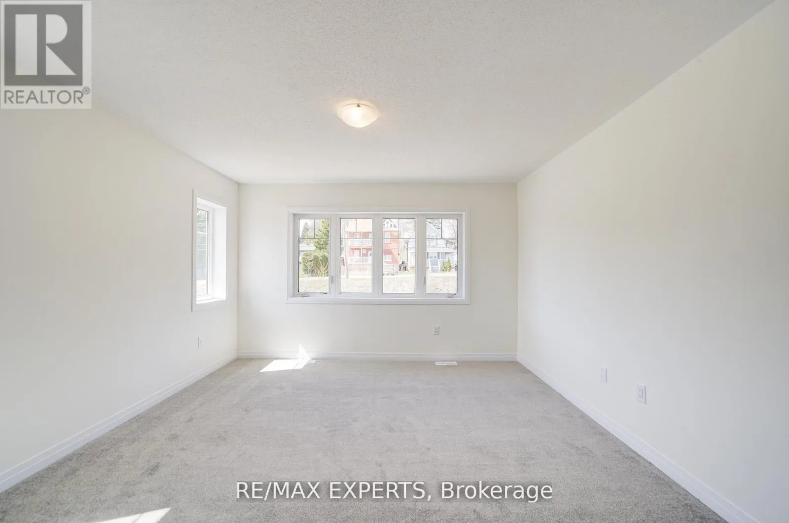 564 HUDSON CRESCENT