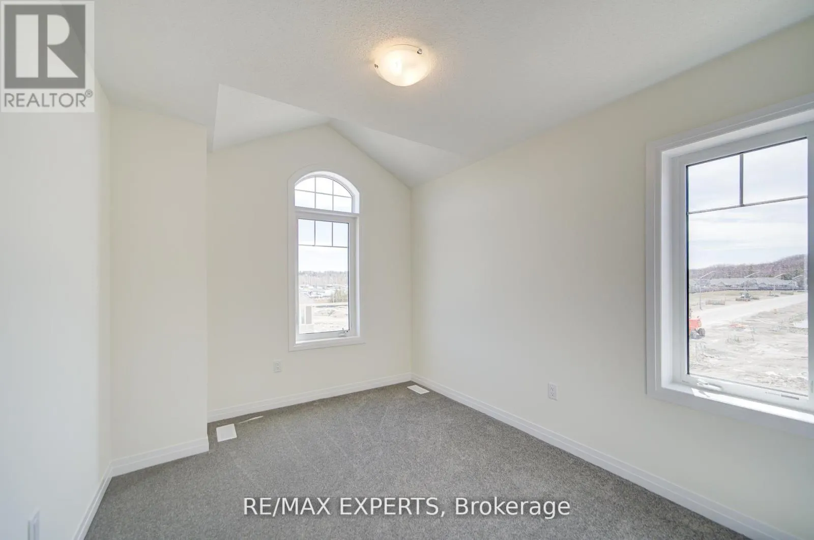 564 HUDSON CRESCENT