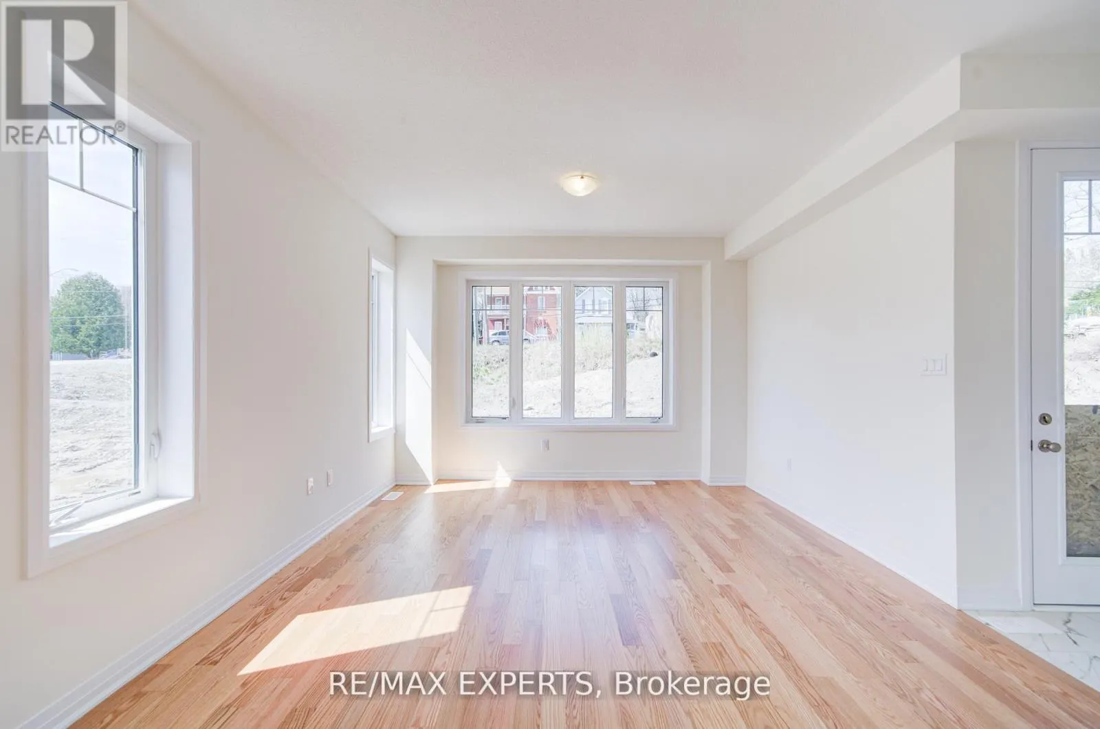 564 HUDSON CRESCENT