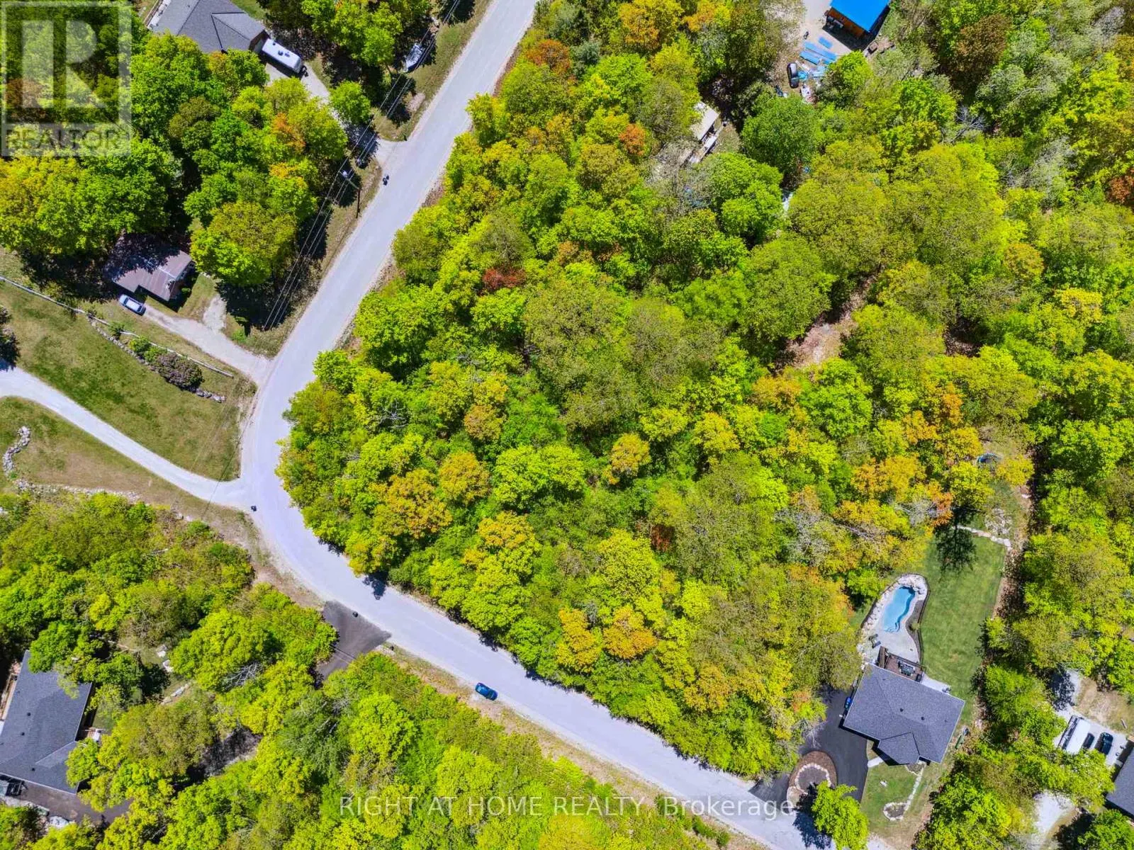 26 MEADOWS AVENUE