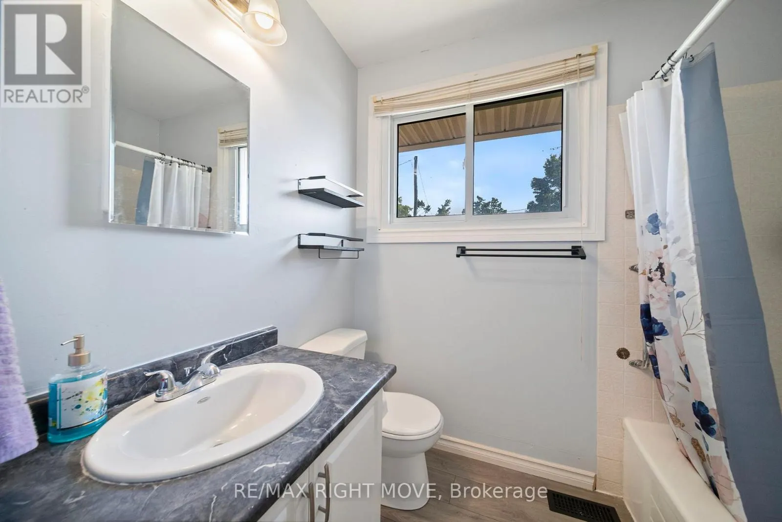 3 WESTMOUNT DRIVE N