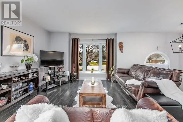 13 HARBOUR CRESCENT