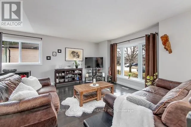 13 HARBOUR CRESCENT