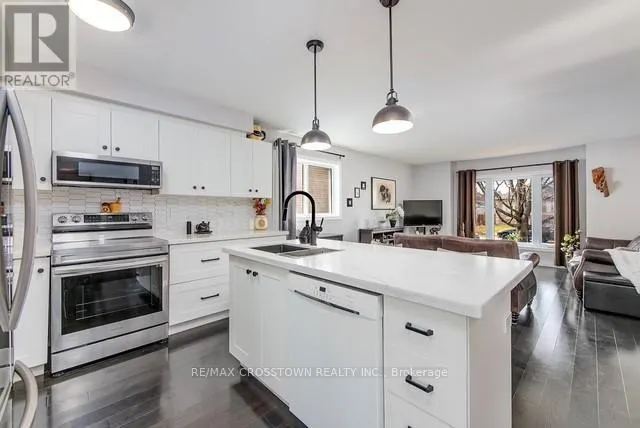 13 HARBOUR CRESCENT