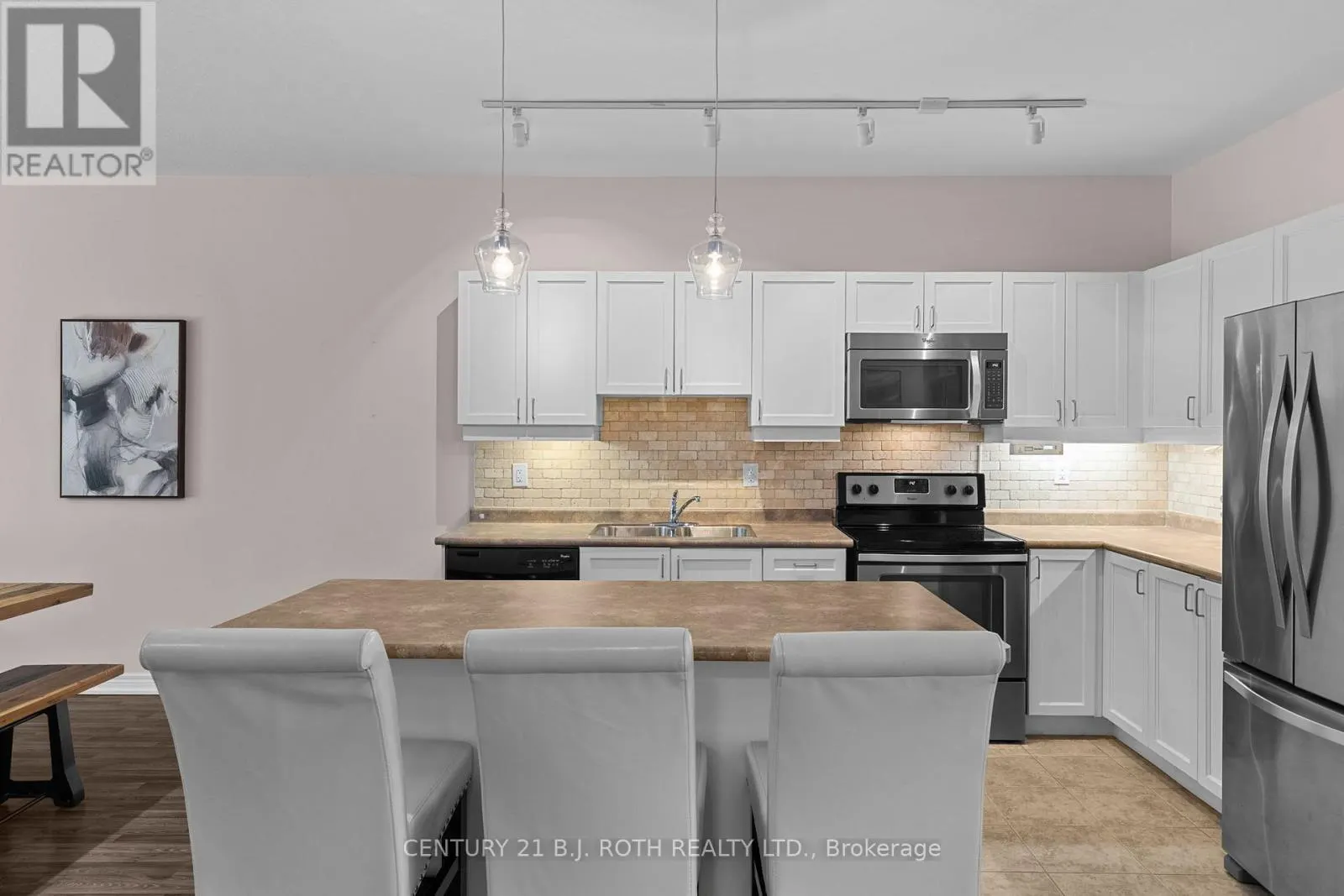 8 CANTERBURY CIRCLE