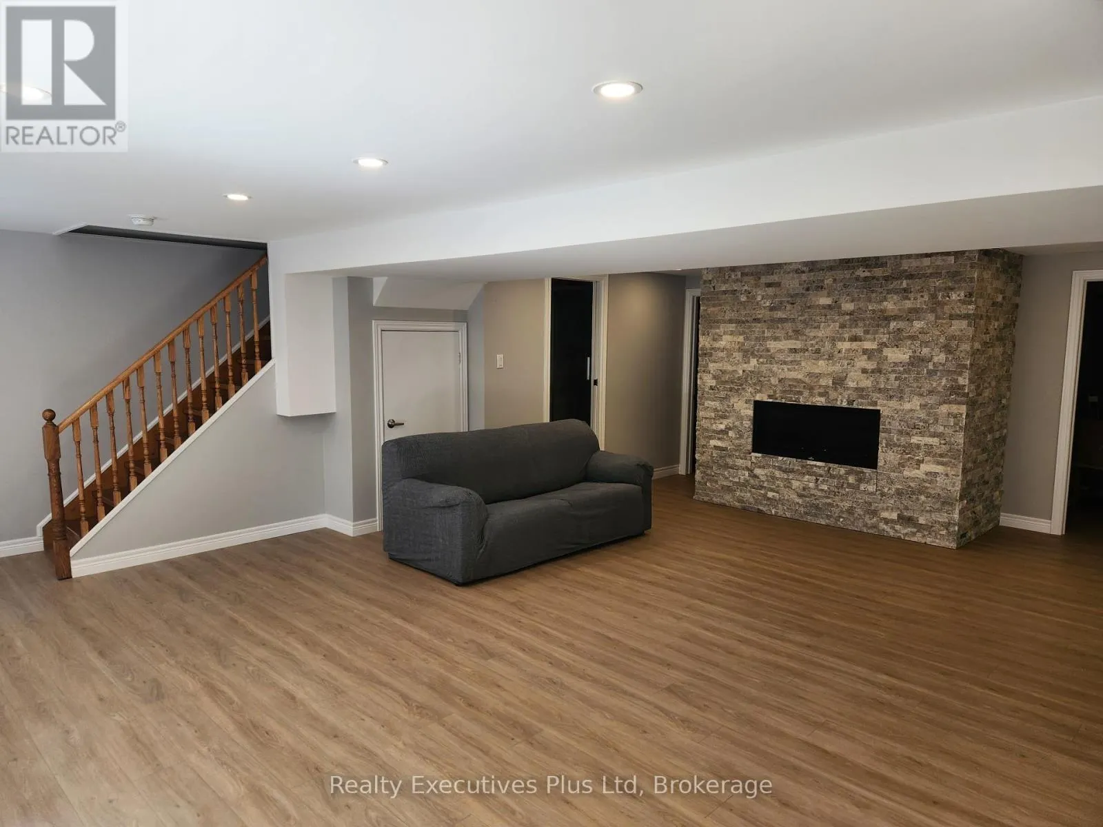2 ZELIA COURT