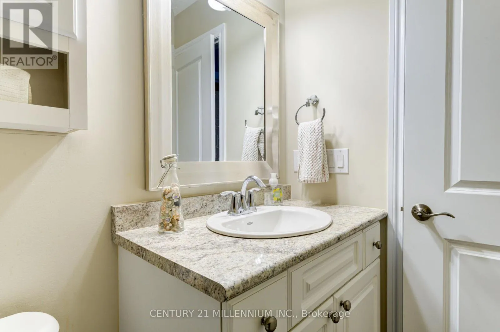 208 - 19A YONGE STREET N