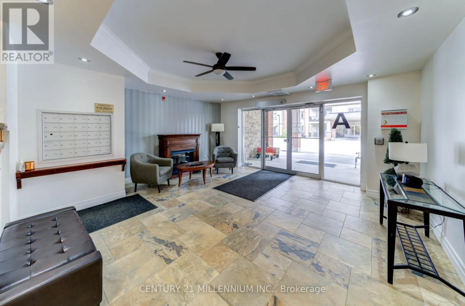 208 - 19A YONGE STREET N