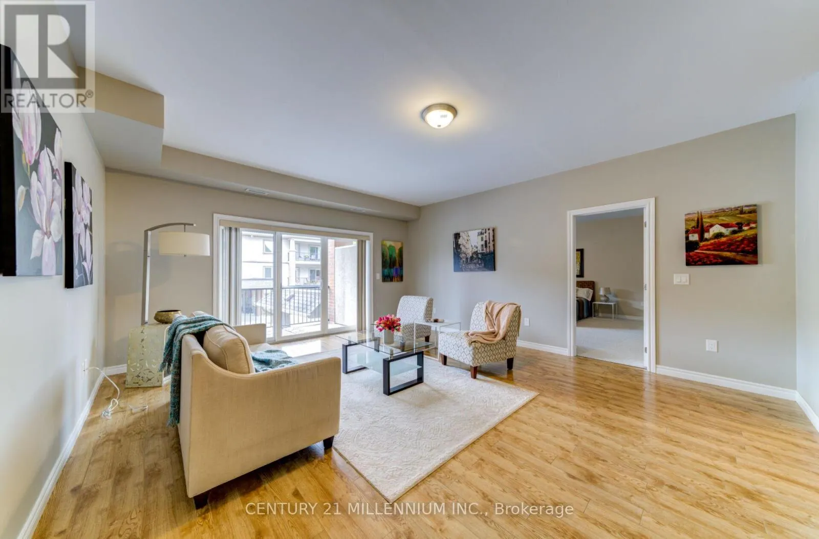 208 - 19A YONGE STREET N