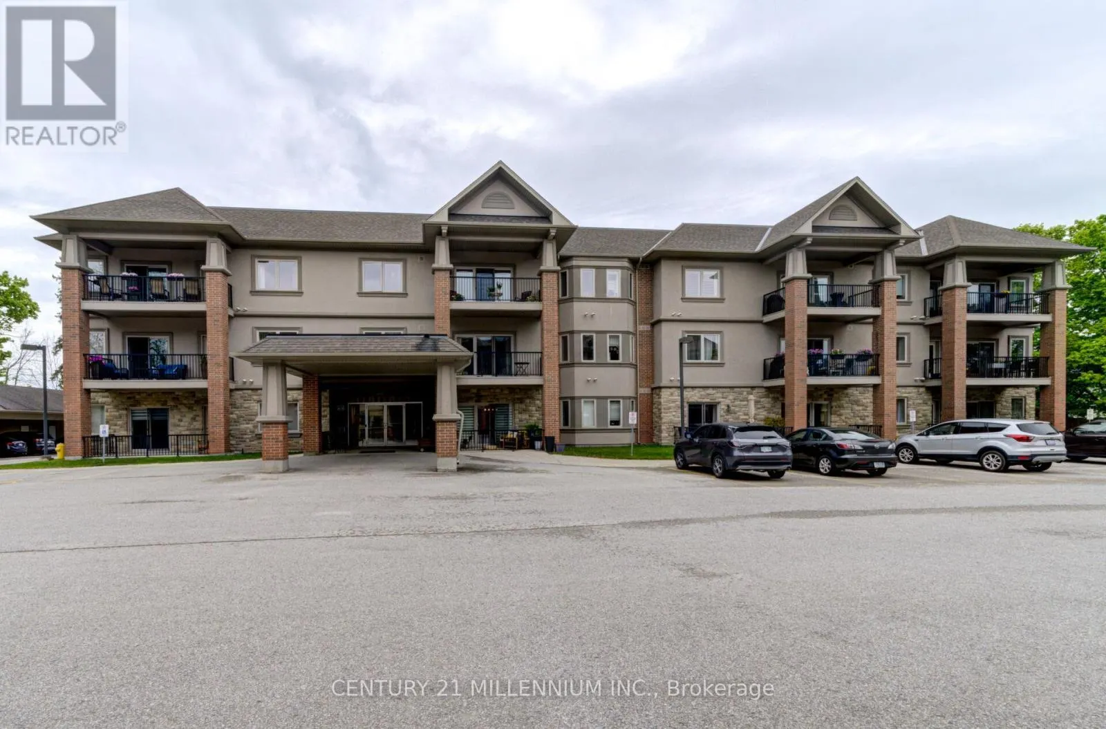 208 - 19A YONGE STREET N