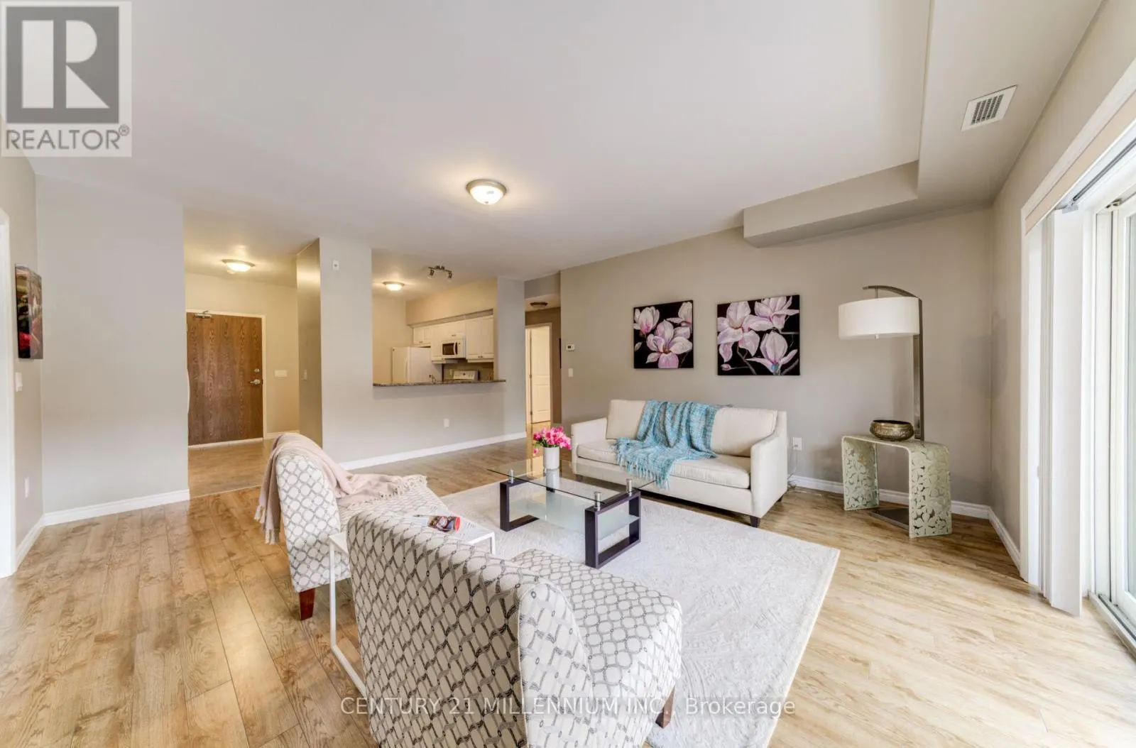 208 - 19A YONGE STREET N