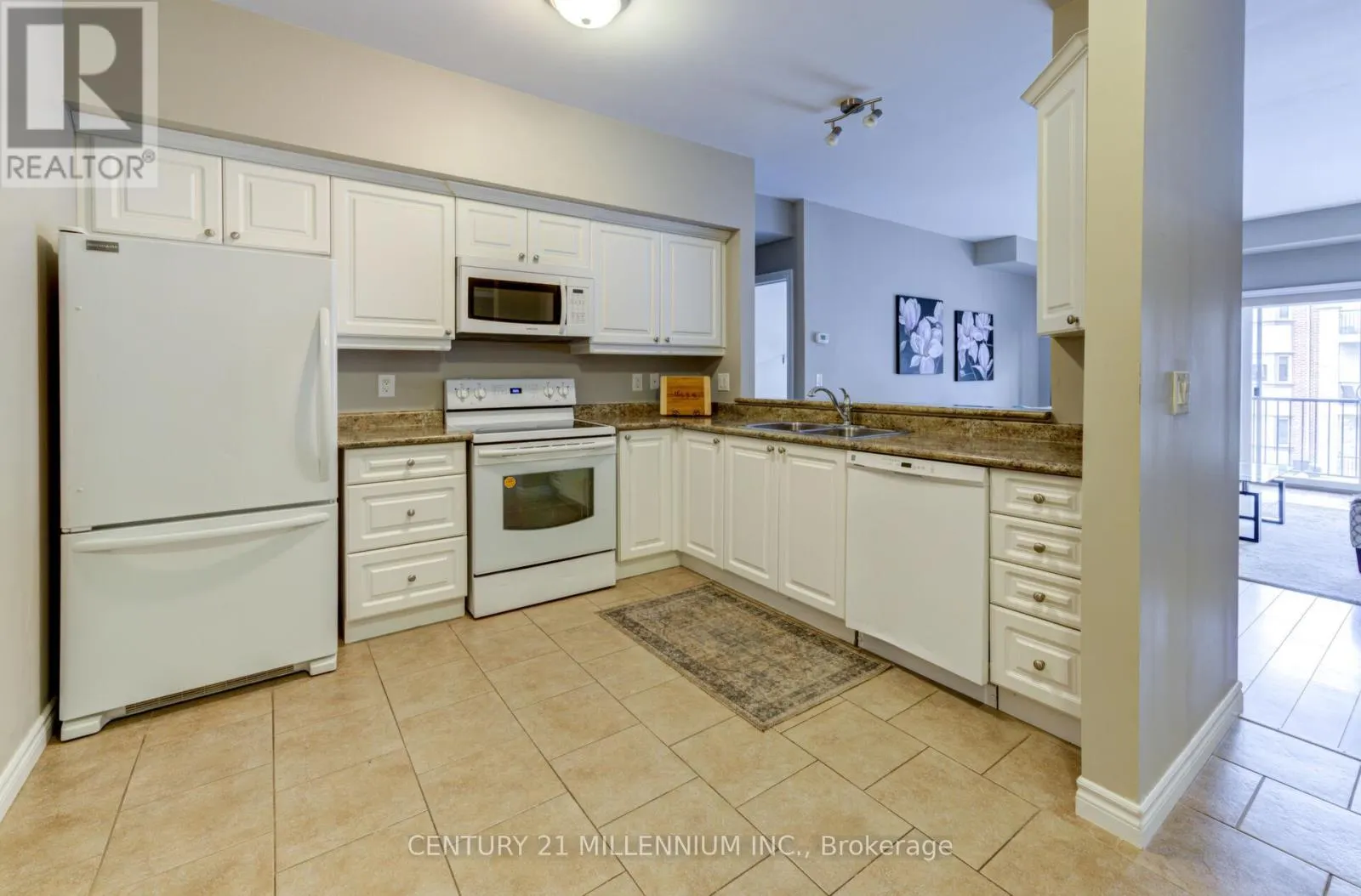 208 - 19A YONGE STREET N