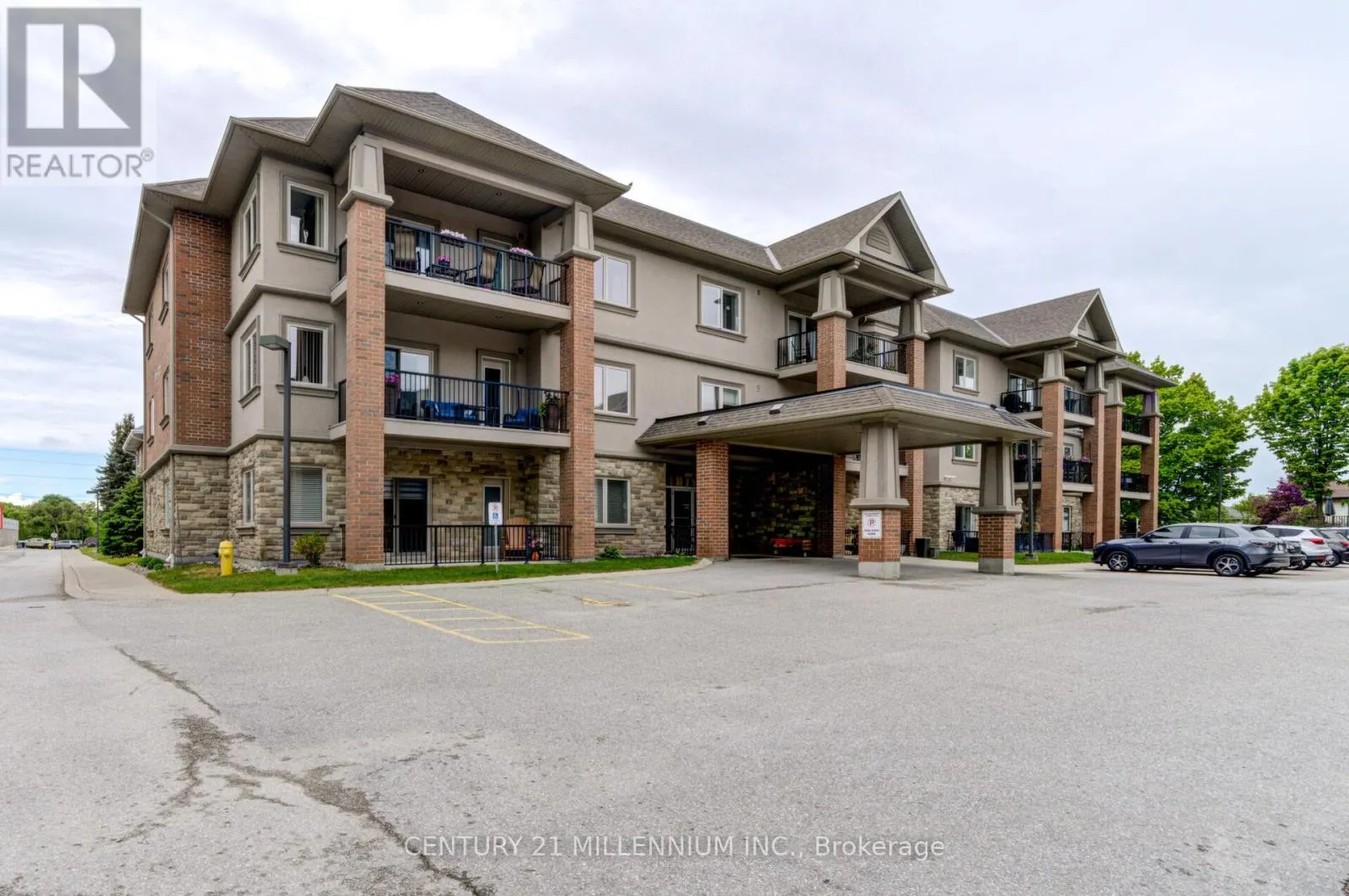 208 - 19A YONGE STREET N