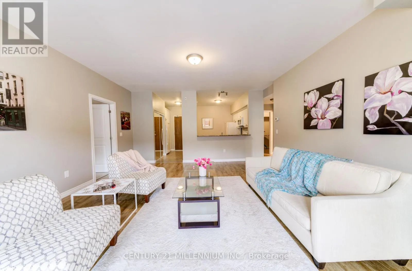 208 - 19A YONGE STREET N