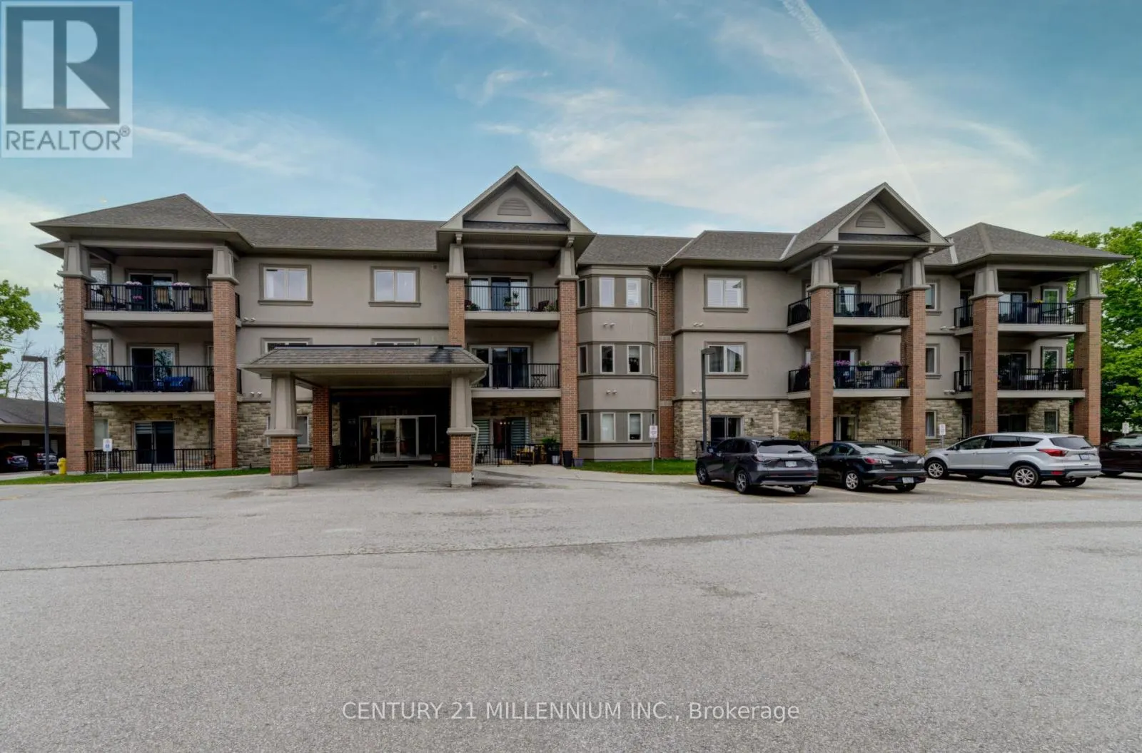 208 - 19A YONGE STREET N
