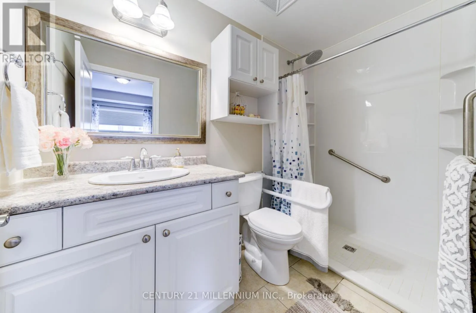 208 - 19A YONGE STREET N