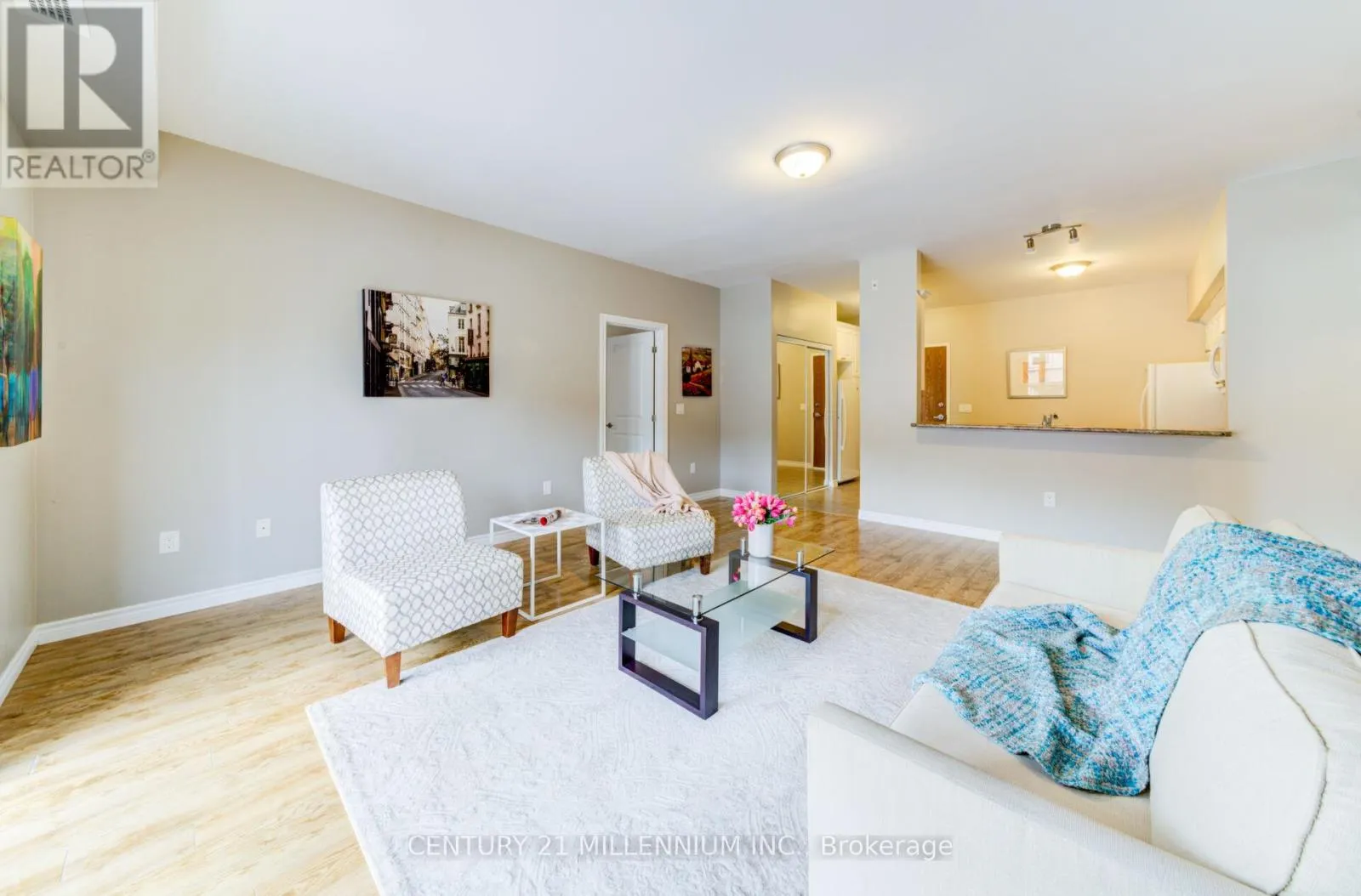 208 - 19A YONGE STREET N