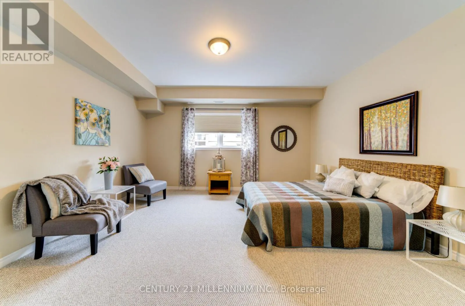 208 - 19A YONGE STREET N
