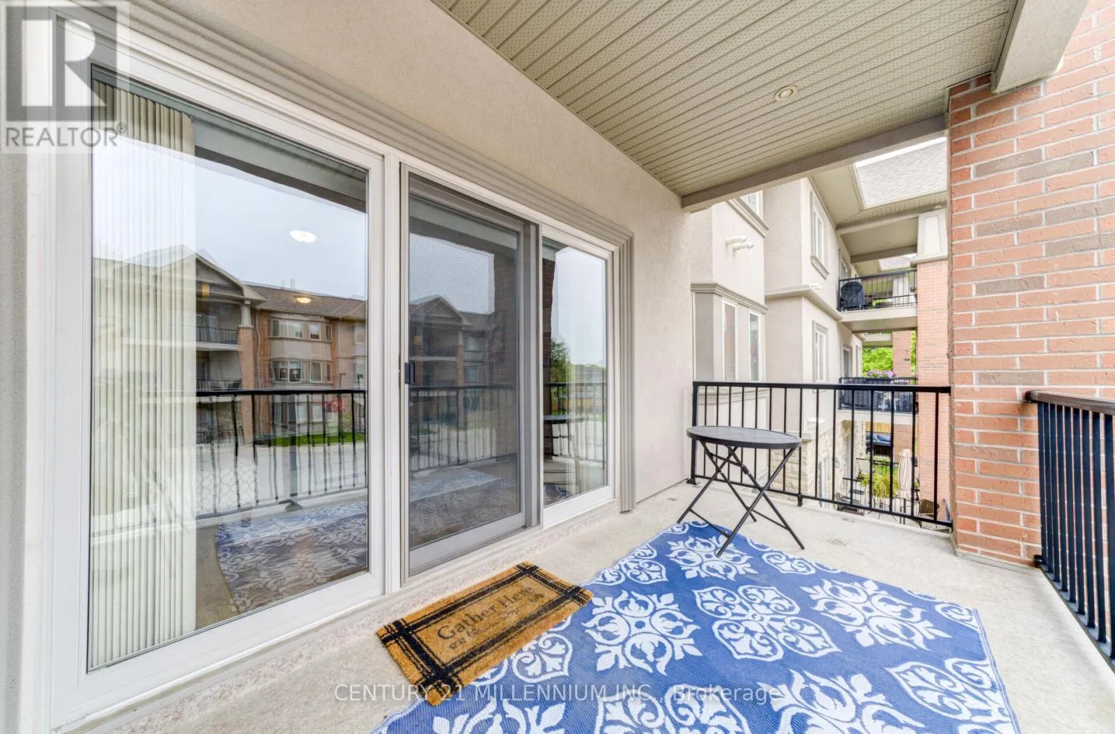208 - 19A YONGE STREET N