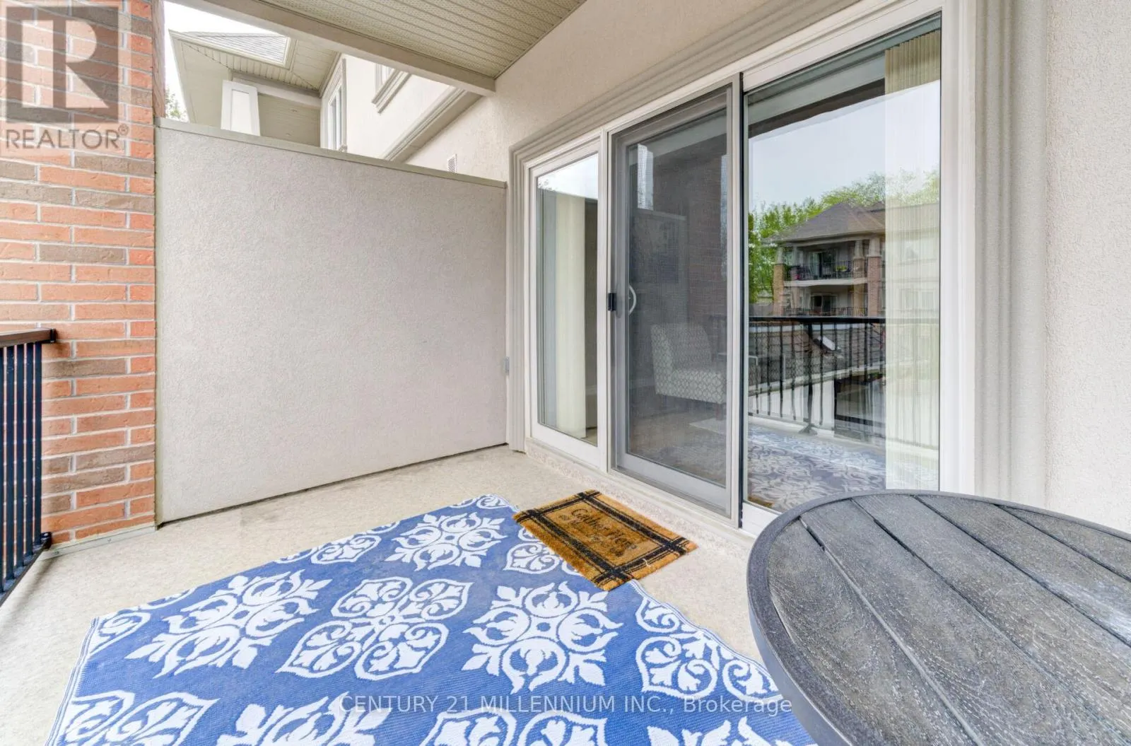 208 - 19A YONGE STREET N