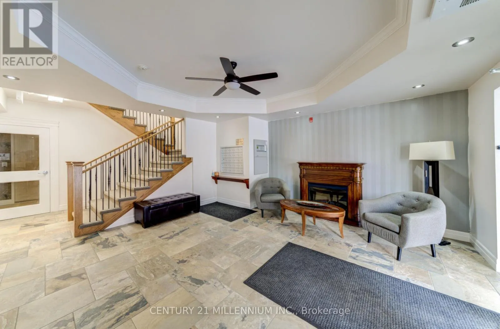 208 - 19A YONGE STREET N